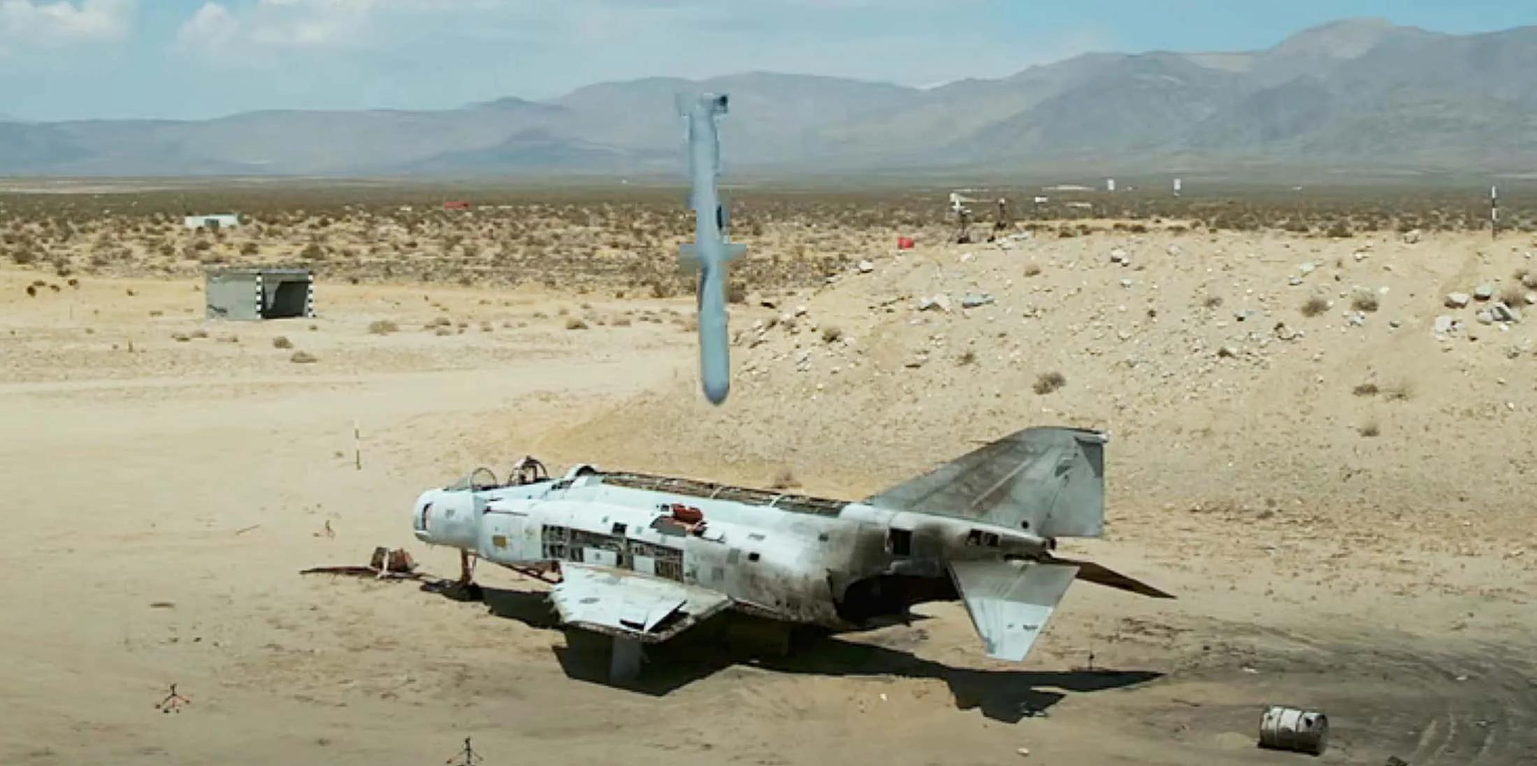 精准炸弹炸毁战机视频,精确制导炸弹精确击中目标全过程