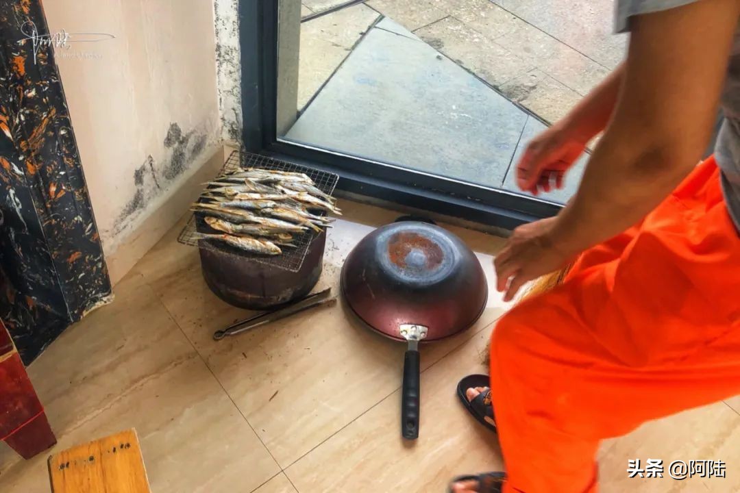 千岛湖当地比较传统的“烤鱼干”，原来是这样“烘”出来的