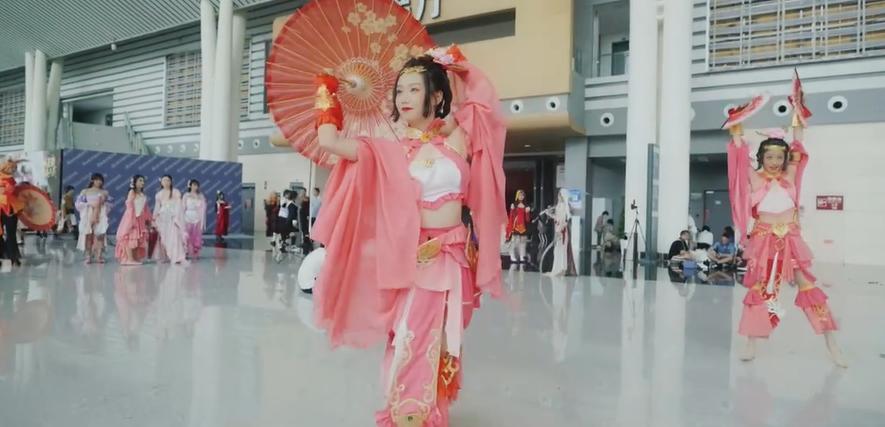 当天刀手游遇上剑三！秀秀和香香吃瓜，双五毒的样子不就是我吗？