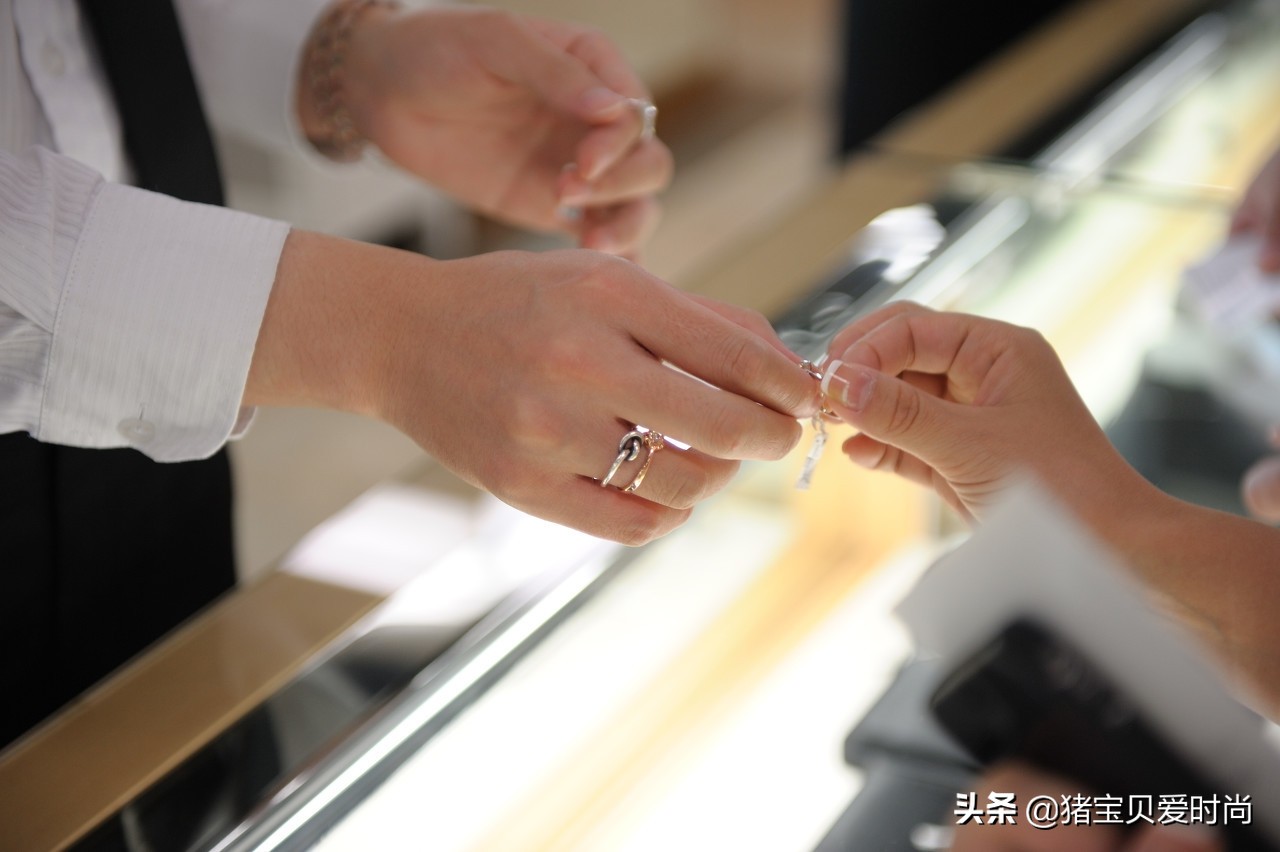 怎么鉴别钻石真假最简单方法,如何辨别钻石真假最简单的方法