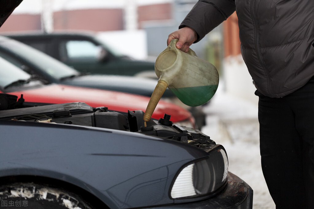 雅阁防冻液少了自己如何添加,发动机防冻液少了可以直接添加吗