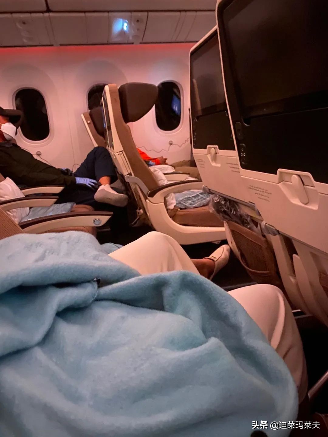 “我只渴望一张回家的机票”，那些「流落」在迪拜街头的中国人