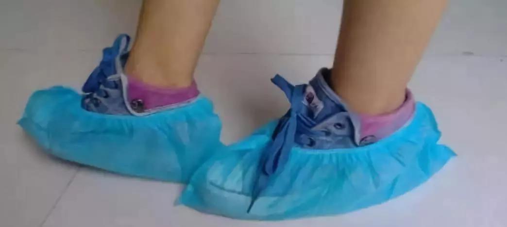 穿鞋套上课的日子－－你还记得吗？