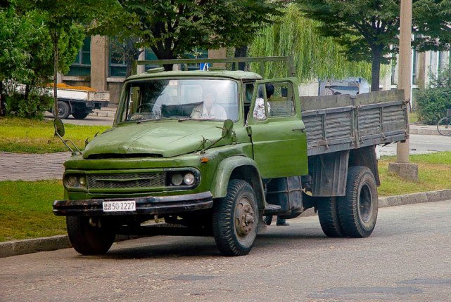 朝鲜人很少吃牛肉，出行主要靠双腿和公交车