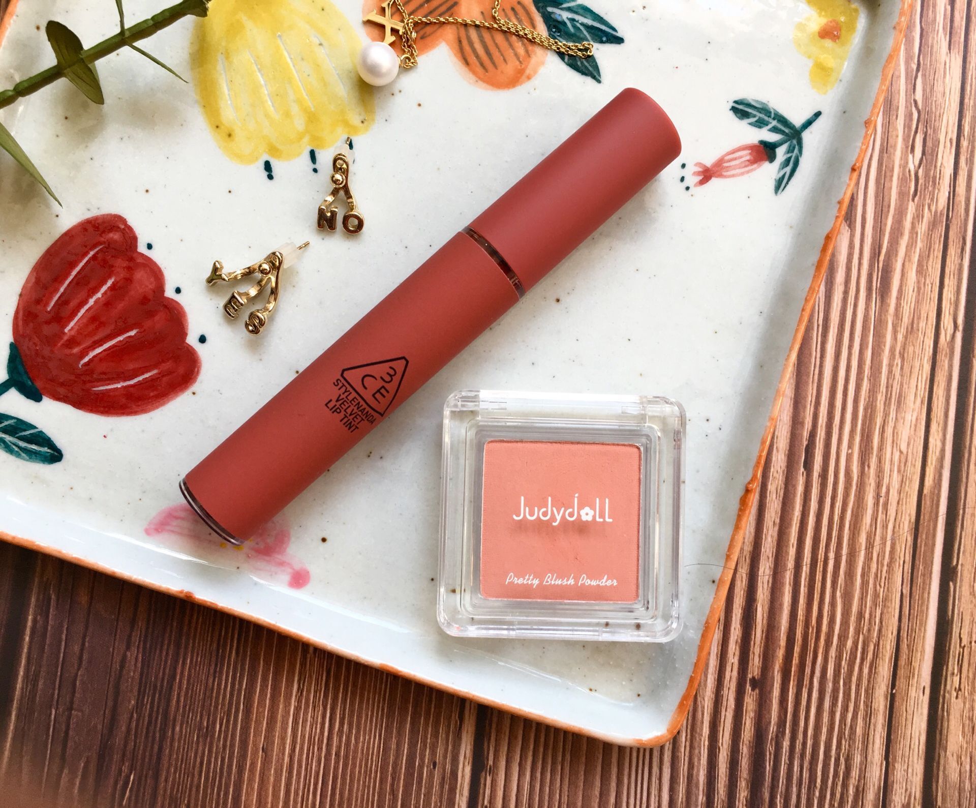 润唇膏和口红如何搭配,日常搭配需要几支口红