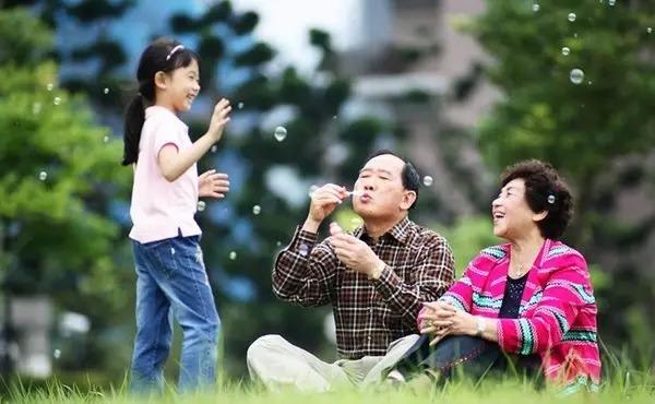 网瘾老年沉迷手机背后问题需正视,网瘾老人需要子女更多的关爱