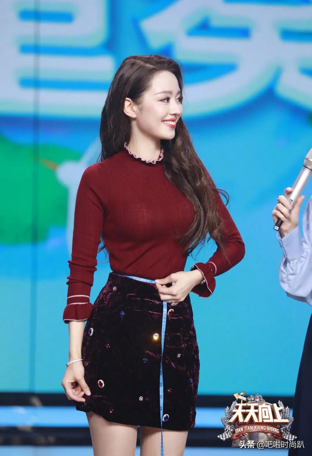 吉娜穿宽松服装,吉娜穿德国传统服装