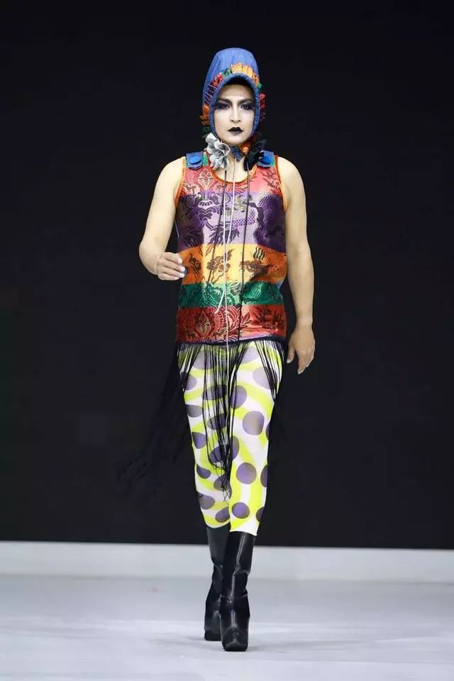 陈志朋厚底鞋,陈志朋穿白皮靴