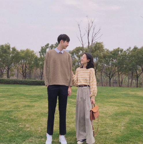 春天约会不穿裙装也美，六套情侣裤装时髦显活力，你的衣柜里也有