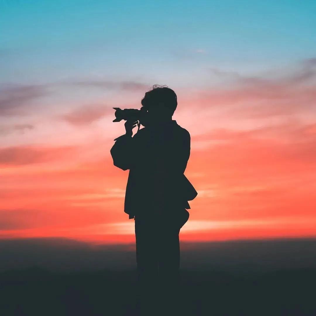 旅游景点男生拍照姿势怎么摆,男生山顶晚霞摄影拍照姿势高清