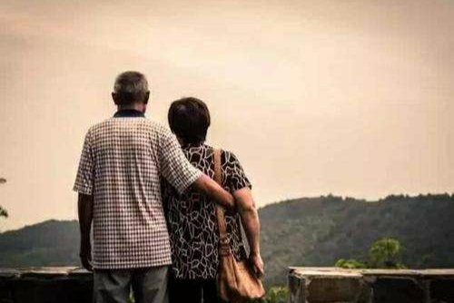 “年轻时疯玩，老了遭罪”，丁克族真是这样吗？听听过来人怎么说