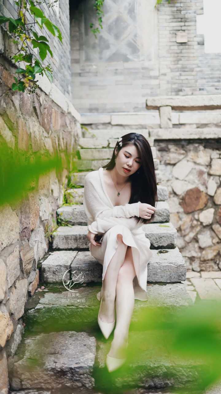 素人改造：身高1米5的“包子脸”微胖女孩，如何美出“高级感”？