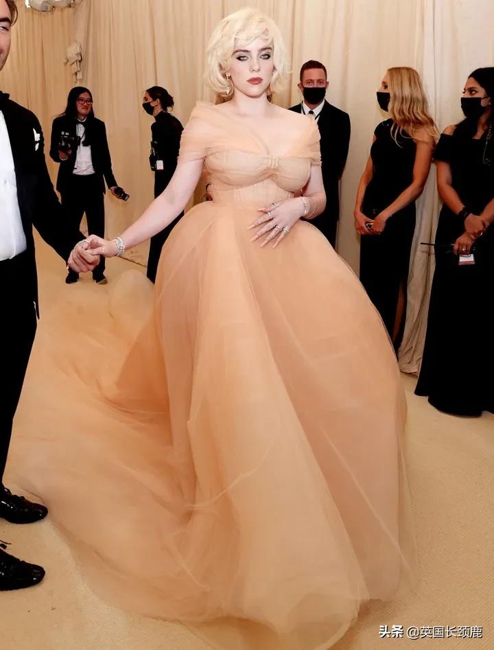 卡戴珊化身摄魂怪、碧梨赛白雪公主...今年METGALA妖魔鬼怪再出洞