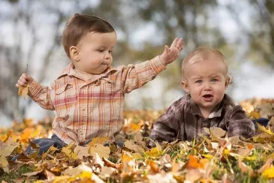 孩子经常打人该怎样教育,孩子总是爱打人要怎么教育