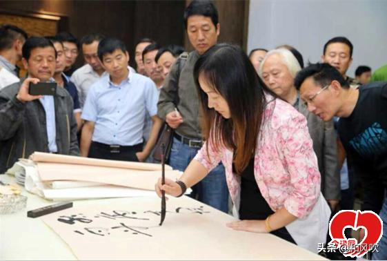 她的小楷精妙可人，功力非凡，网友：甩中书协大佬几条街