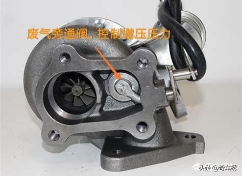 速8开头飙车拔掉的那根管子是干嘛的!为什么拔掉以后动力飙升!