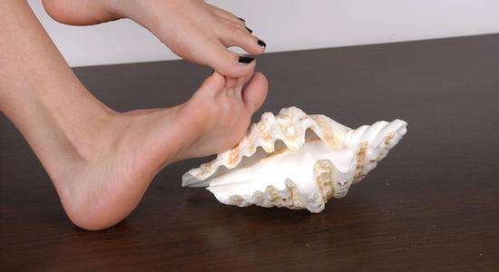 一到夏季脚气犯了怎么办,香港脚教你一招解决脚气