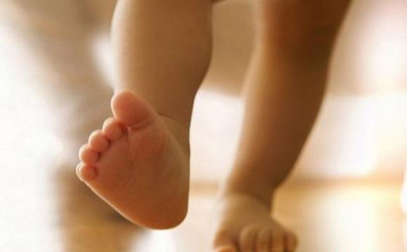 医生谈矫正宝宝内八字的方法,宝宝走路内八字症状