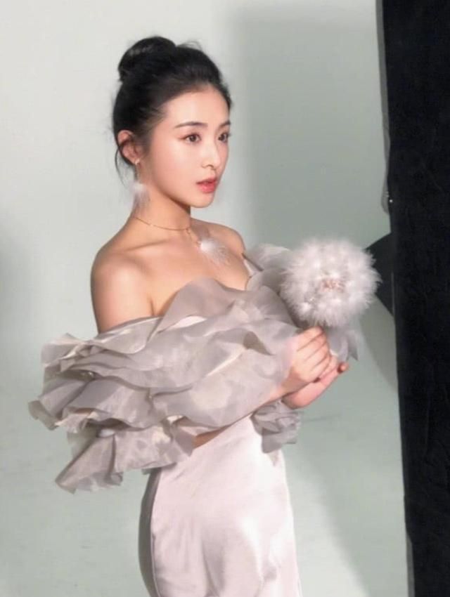 有一种腿叫张含韵的“淑女腿”，并拢时像一条腿，穿短裙也不怕