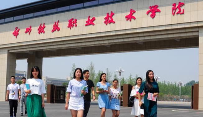 专科小清华是哪所学校毕业的,专科里的小清华考多少分就能报