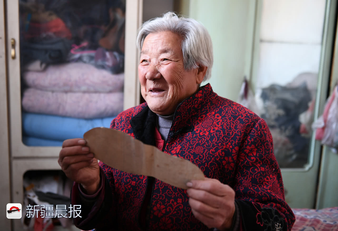 米东村民50码大脚难买鞋母亲做鞋30年担心儿子以后没鞋穿