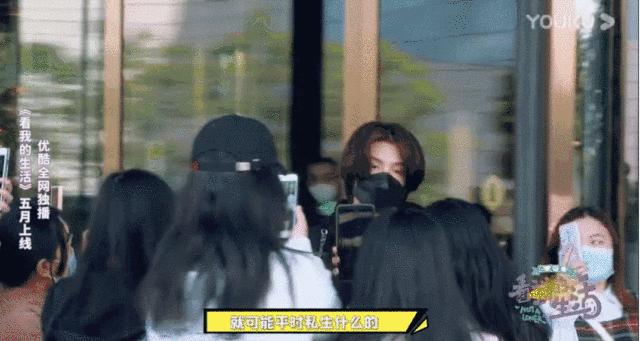 ‘家不能回’‘父母逼婚’‘躲不开的脏水’独居明星的真实生活