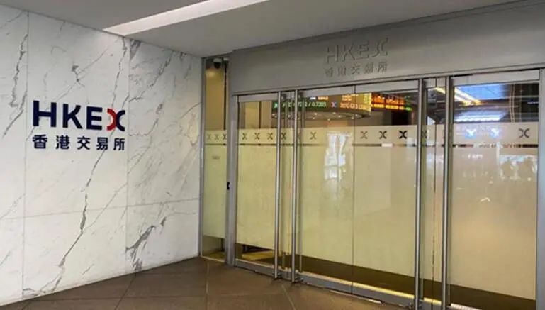 「12.2新闻速递」浸大学生会会长方仲贤被捕;《我和僵尸有个约会》重启;澳门11月*彩博**收入下挫七成