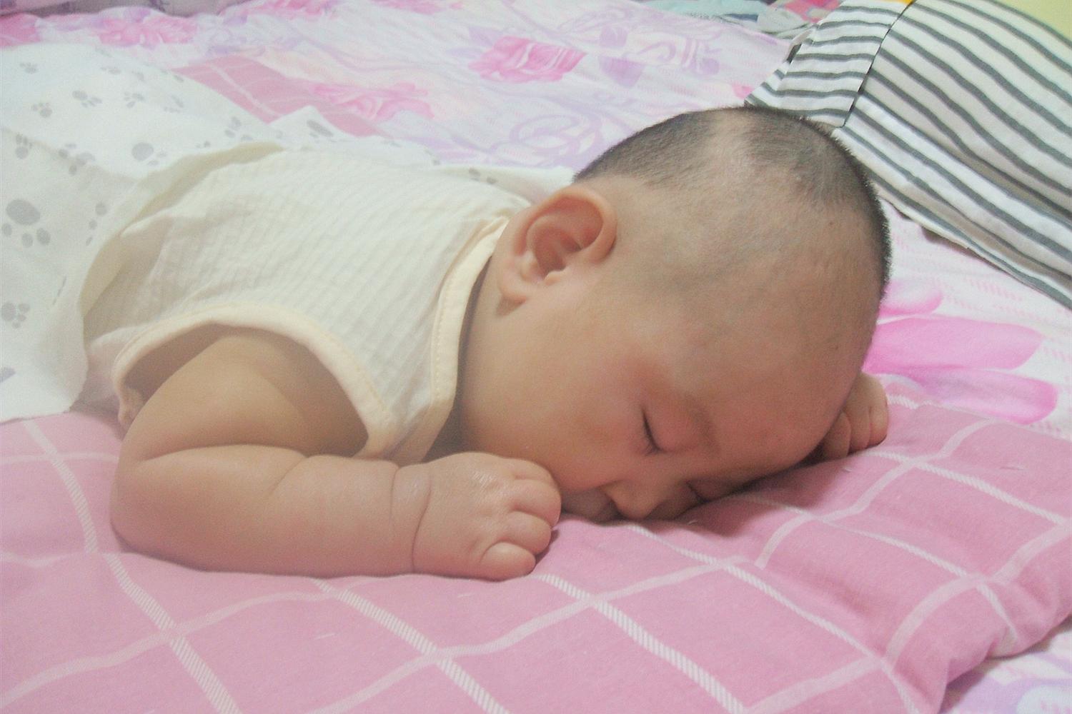 宝宝喜欢趴着睡用什么枕头,宝宝喜欢趴着睡吃什么好