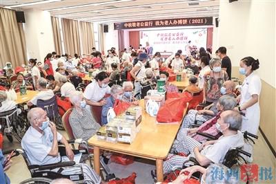 博饼响叮咚老人乐开怀——晨报与市老年基金会共同发起的公益博饼热闹开博，爱心持续征集中