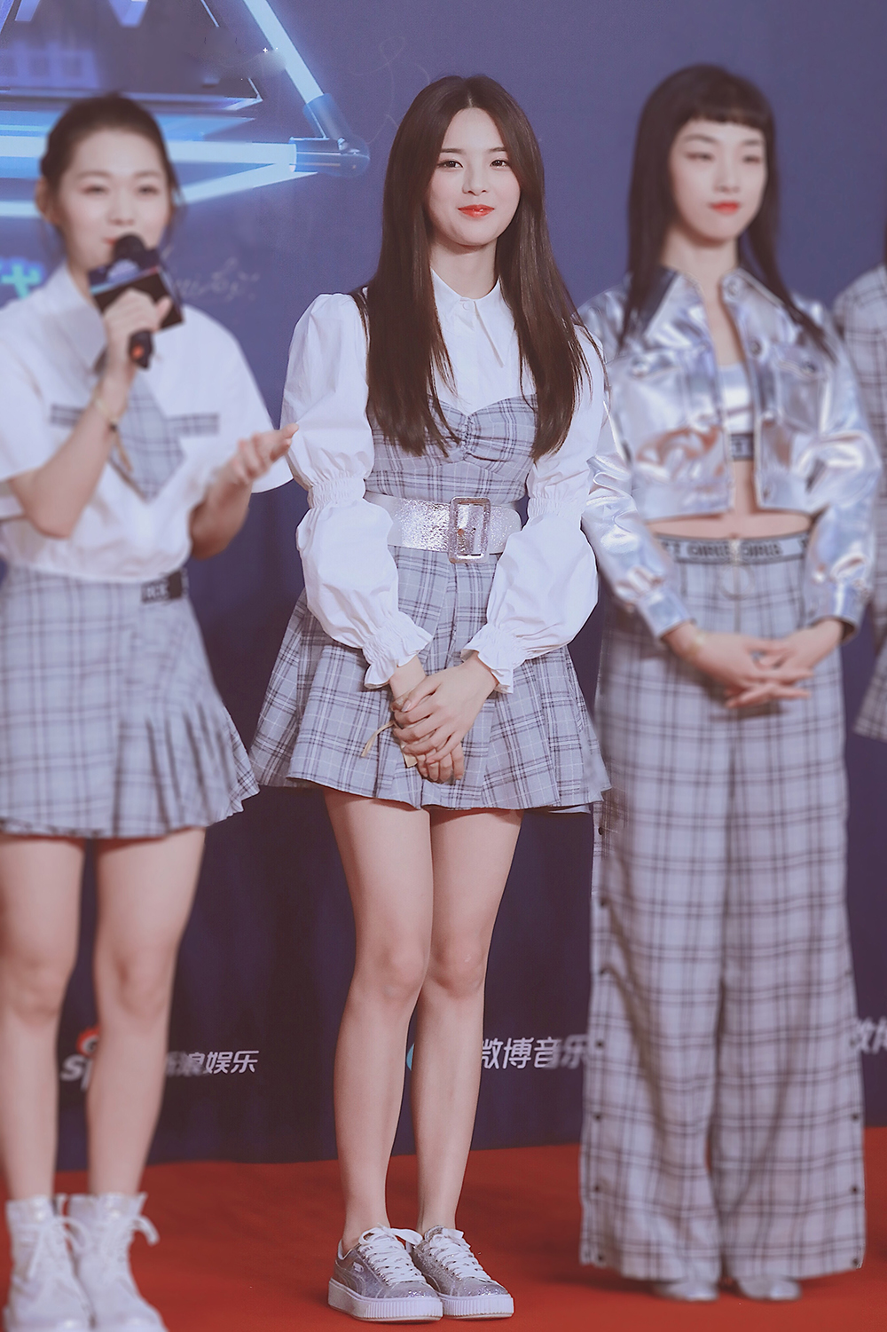 杨超越和鞠婧祎谁的衣品好,鞠婧祎和杨超越撞衫蓝色衣服