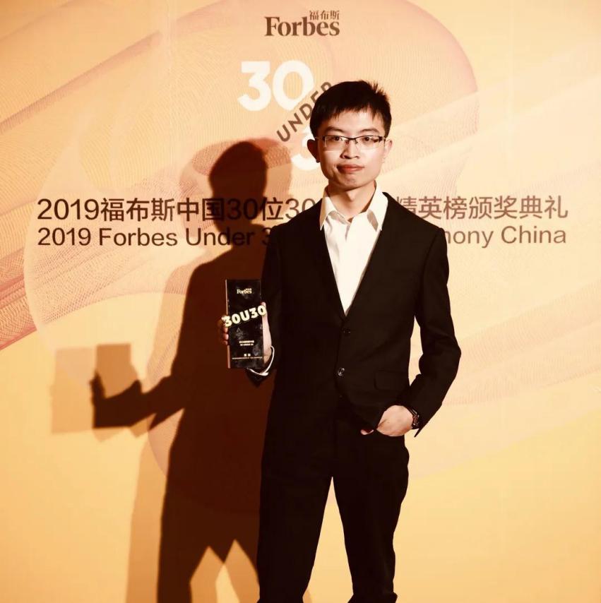 火遍媒体！南京90后CEO：没毕业就开公司，登上福布斯中国精英榜，获7项国家专利！