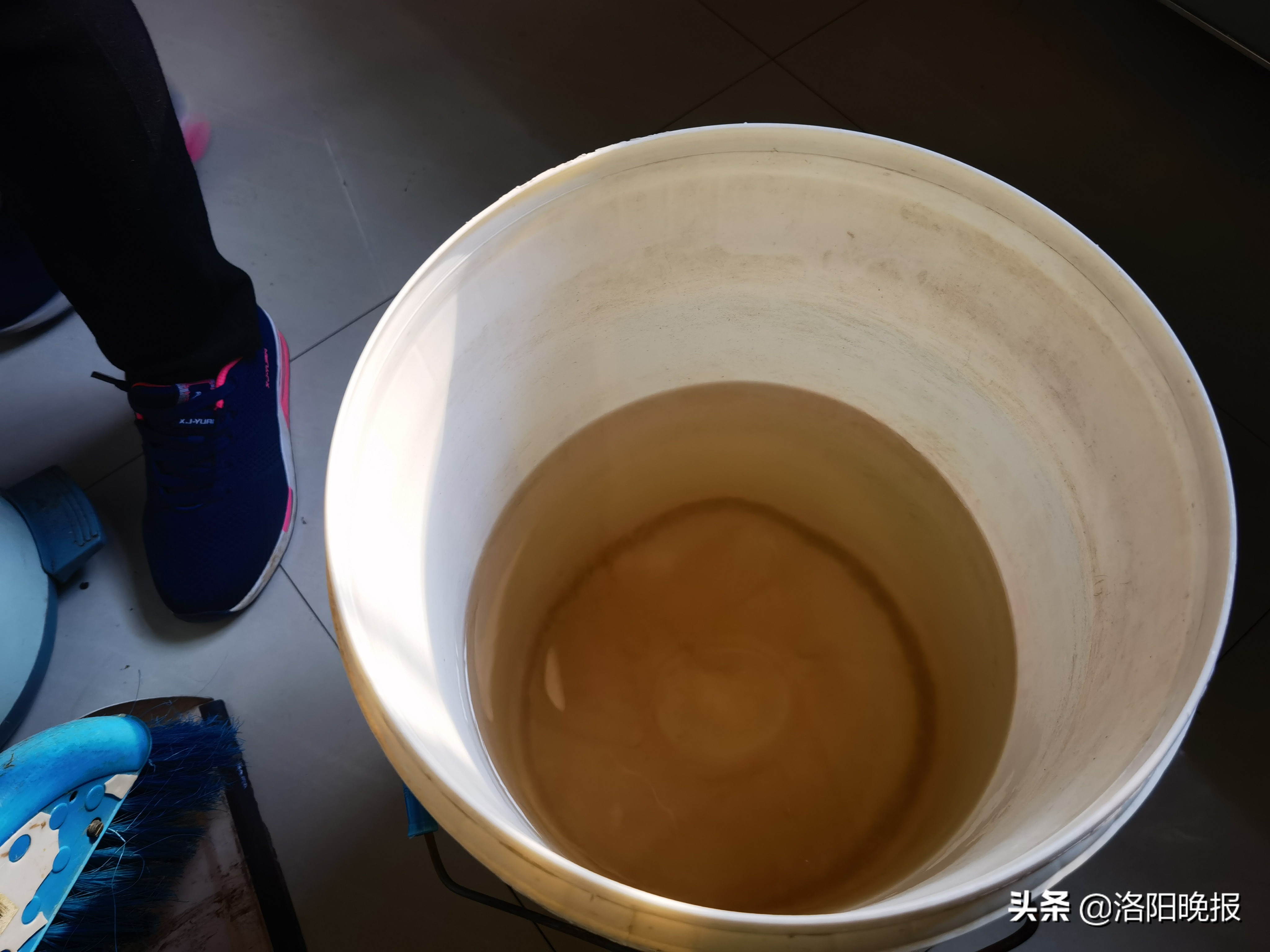 居民家中自来水水管竟流出黄色暖气水！有律师认为：涉事商铺存在侵权行为