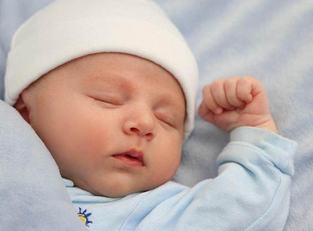 宝宝喂奶粉按时间喂还是饿了就喂,宝宝喝奶粉的温度和方法