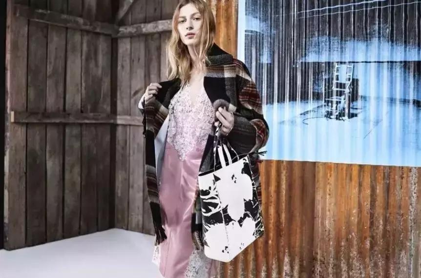 他十多年前设计的外套可以卖到33万，如今仍然享誉世界