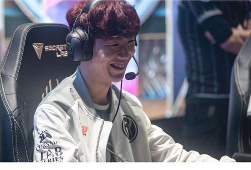 theshy巅峰时期对线压制力,theshy遭受到了两个大招的支援