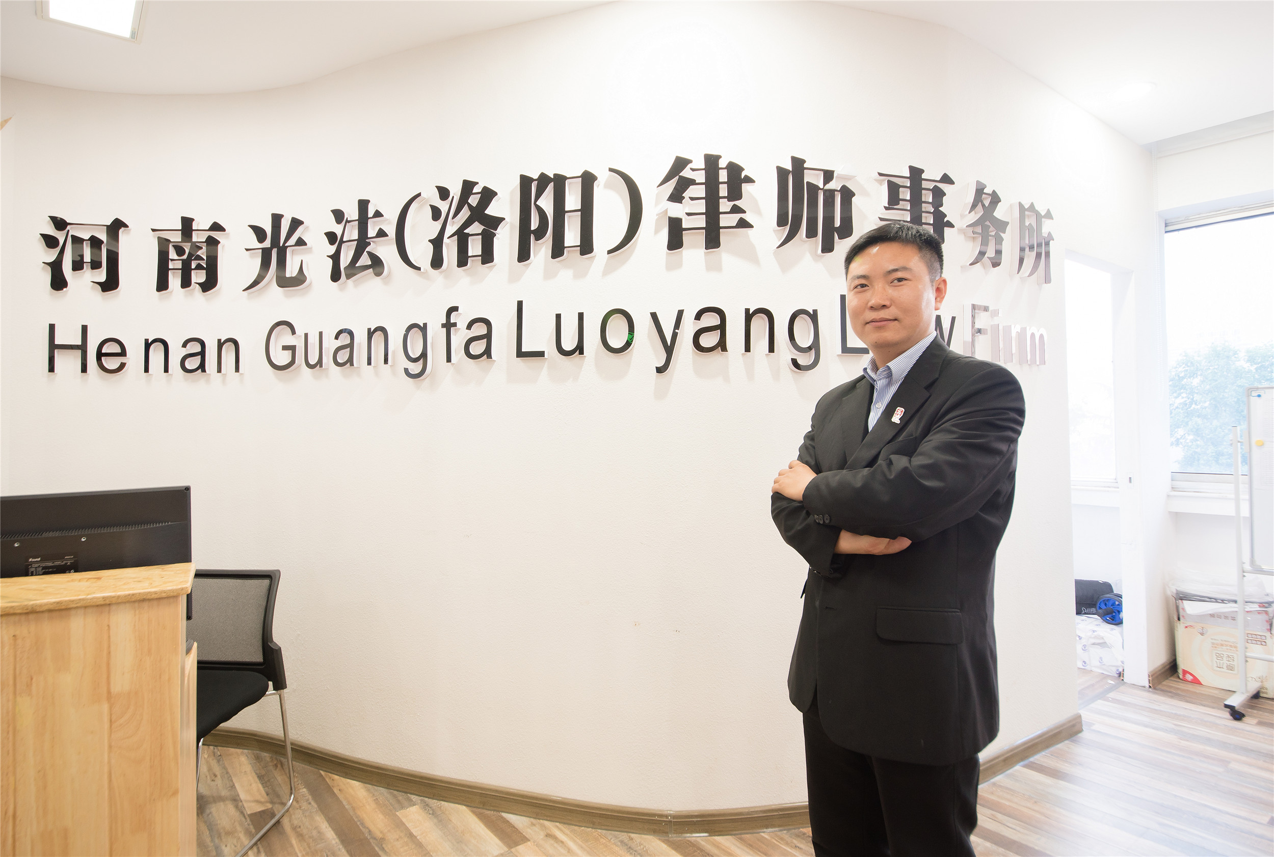 离开交通事故现场后保险公司赔吗,发生交通事故后保险脱险怎么办