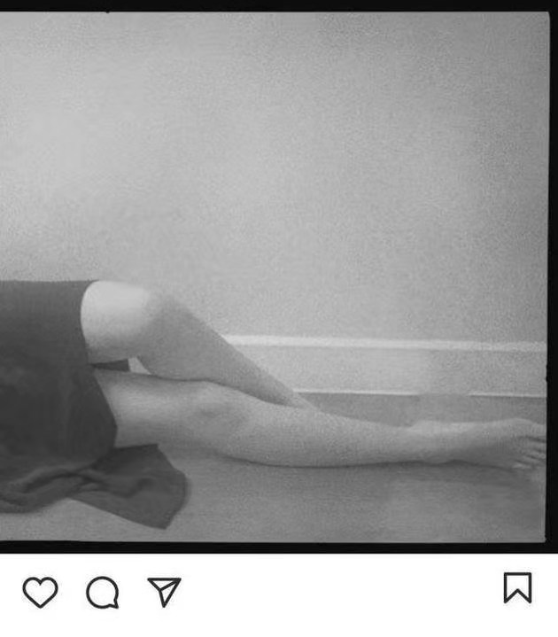 14岁李嫣太早熟，留长发穿针织衫凹紧致曲线，露白皙美腿秀妩媚