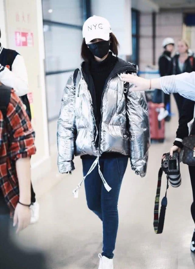 唐嫣穿银色棉服,唐嫣穿黑色羽绒服视频