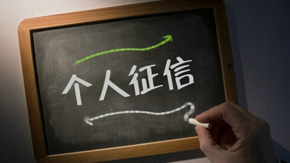 信用卡2000额度逾期影响征信吗,信用卡逾期1天会产生利息吗