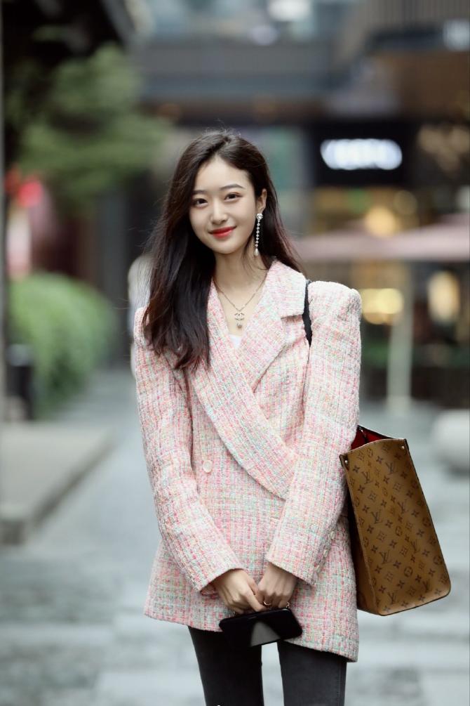 打*裤底**下面不一定配雪地靴，现流行这样穿，时髦洋气，冬季穿很美