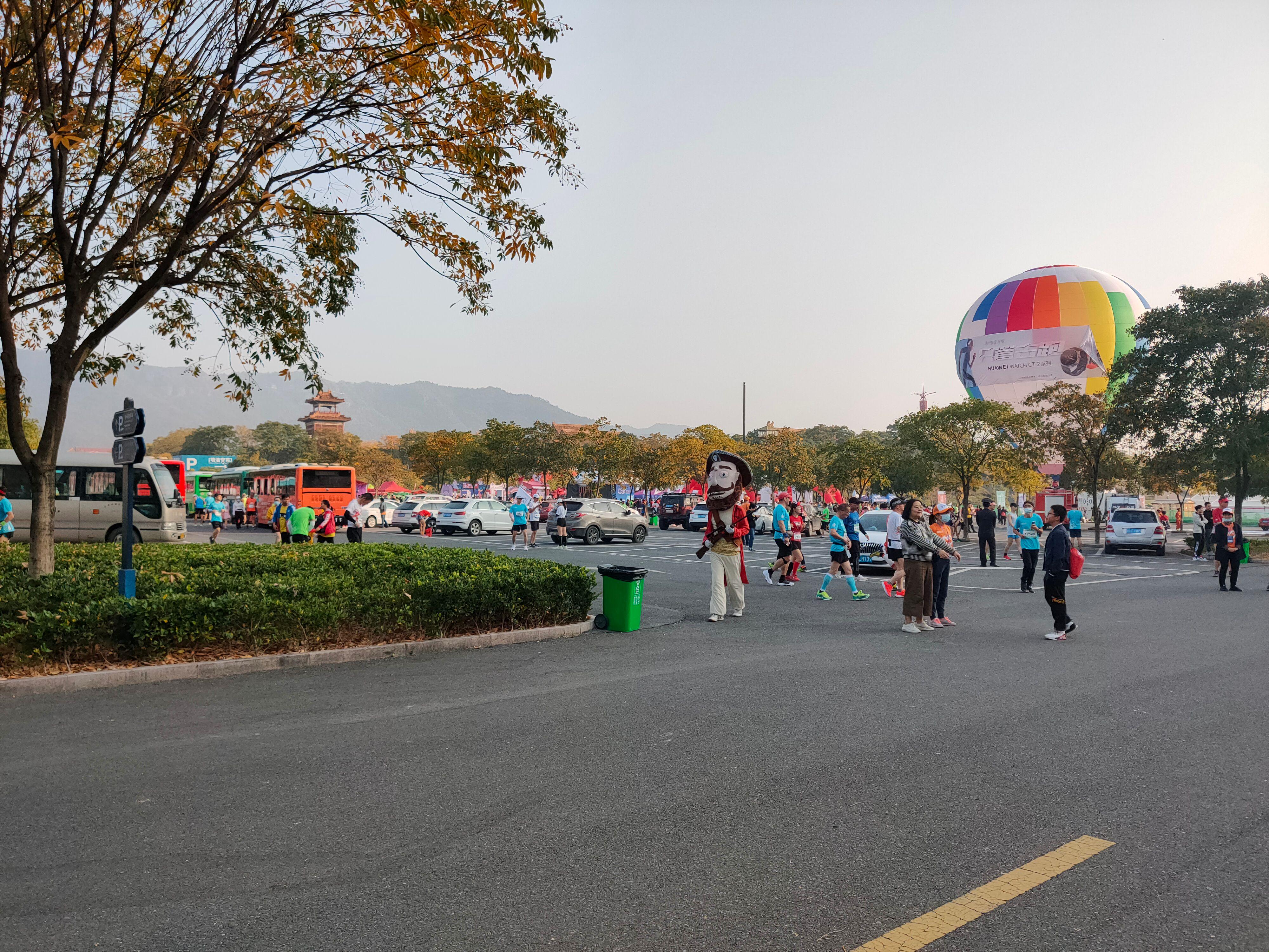 首个全马2022年超燃视频,横店马拉松2023全马颁奖直播