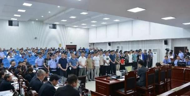 庭审遭遇6级地震！“黑老大”进行1分钟亲情通话