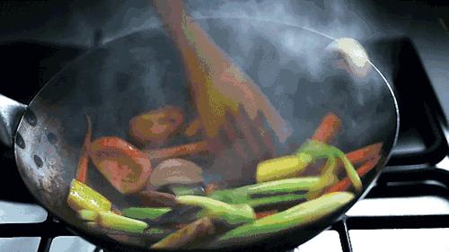 油烟机为啥炒菜还到处都是油烟,油烟机开着厨房里为什么还有油烟