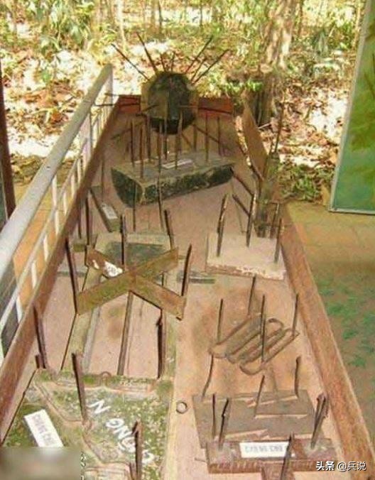 越军遍设竹尖陷阱，外加毒蛇，美军闻风丧胆，不敢收尸