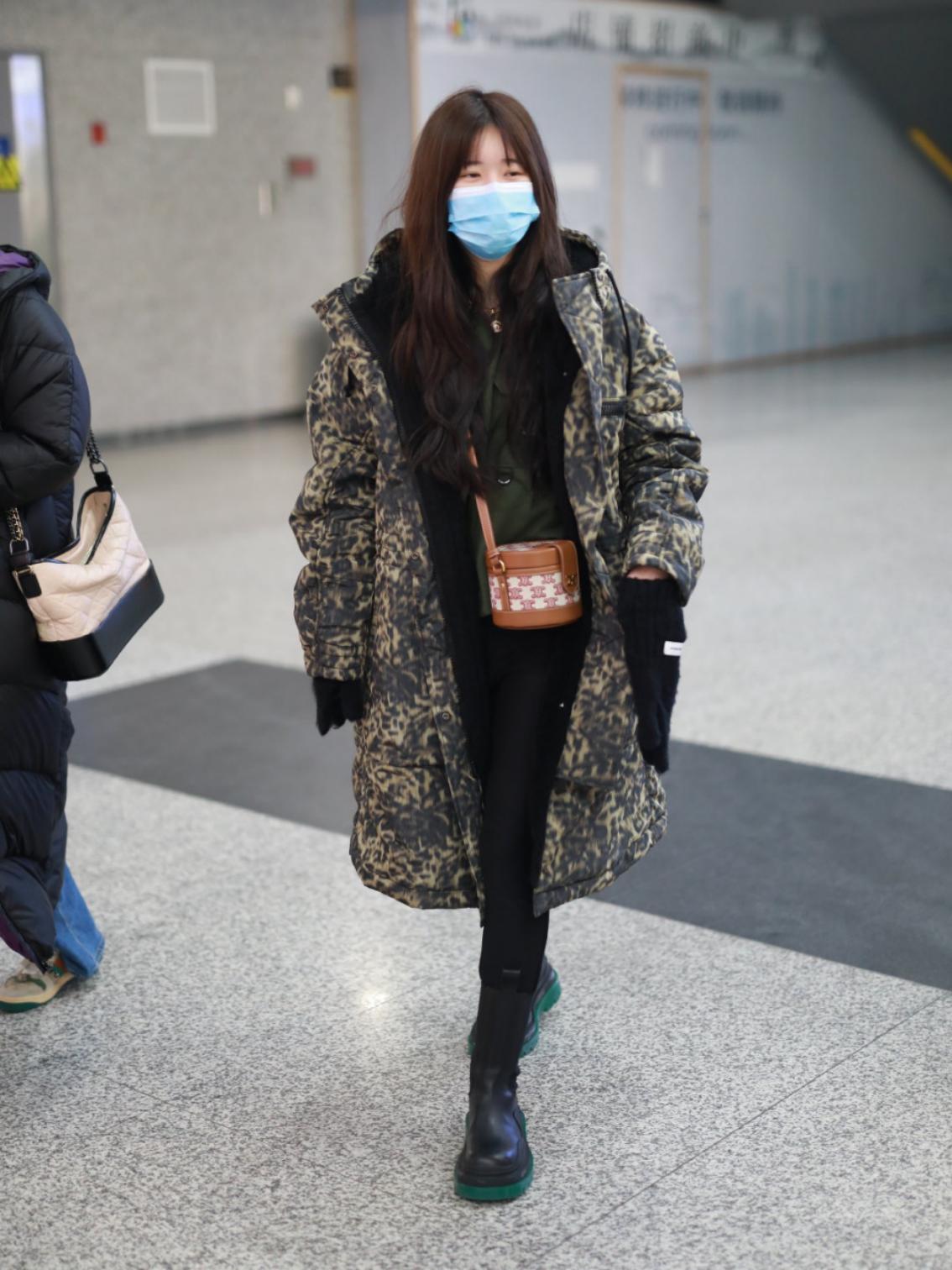 赵露思同款羽绒服2022爆款中长款,赵露思同款羽绒服