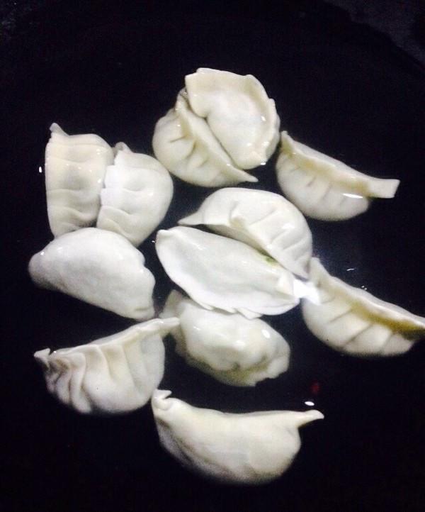 煮饺子时是冷水下锅还是热水下锅,煮饺子是冷水下锅还是热水下锅好