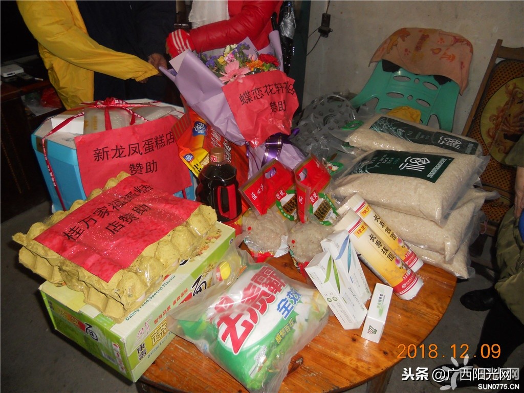 爱心志愿者给老人过集体生日,志愿者为103岁抗战老兵庆生