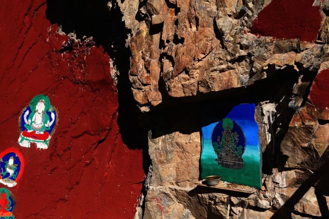 玛尼石凝固在石头上的信仰,玛尼石藏文