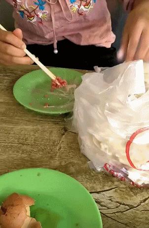 老虎：这是我准备养大吃的，你来凑什么热闹