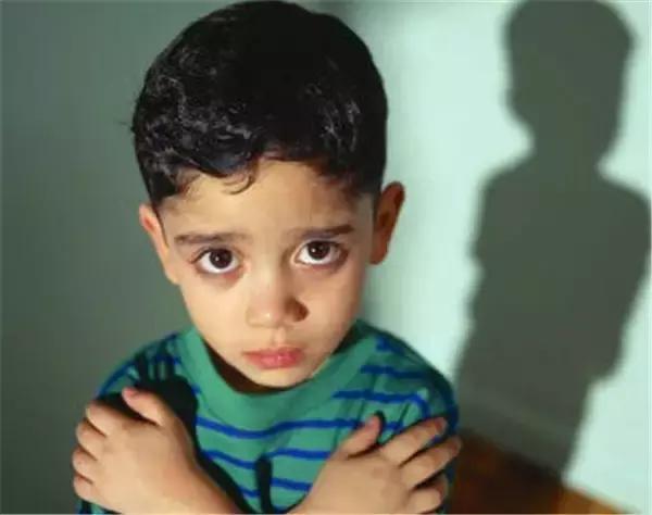 孩子内向胆小不爱说话怎么引导,孩子胆小懦弱打不还手如何训练